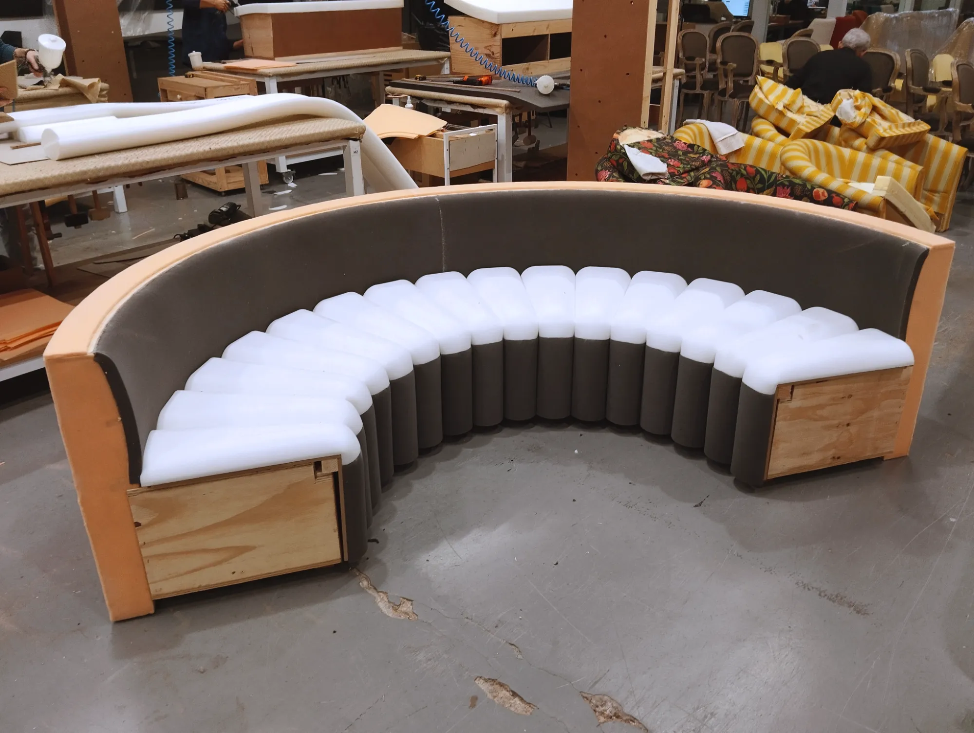 Assise et dossier en mousse d'un canapé en cours de fabrication